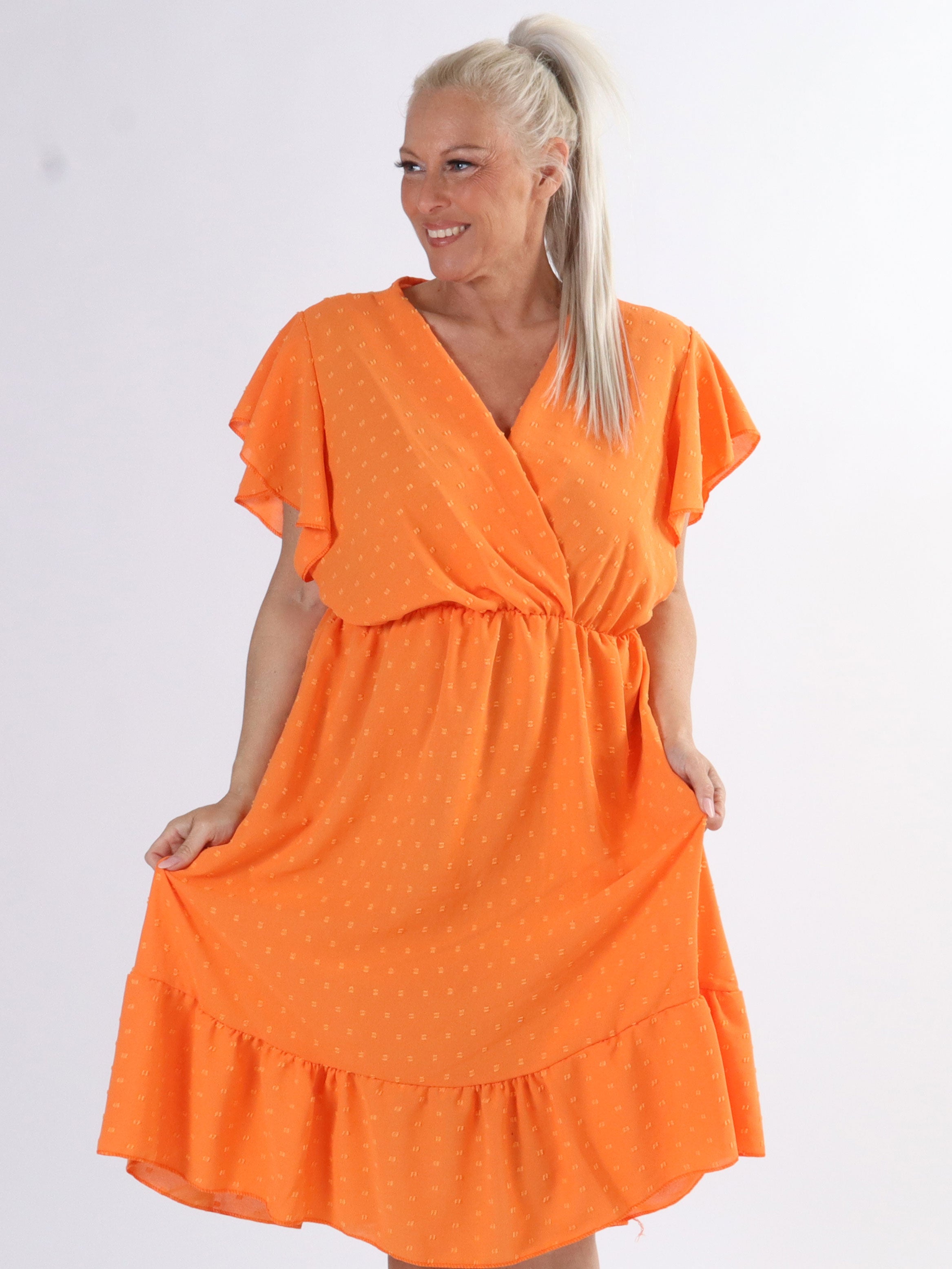 Vanilla - Plus size kjole med prikket detaljer og flæseærmer